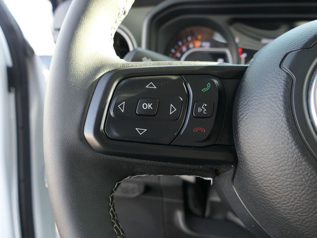 Used 2025 Jeep Gladiator Mojave w/ Convenience Group AWD/4WD image 14