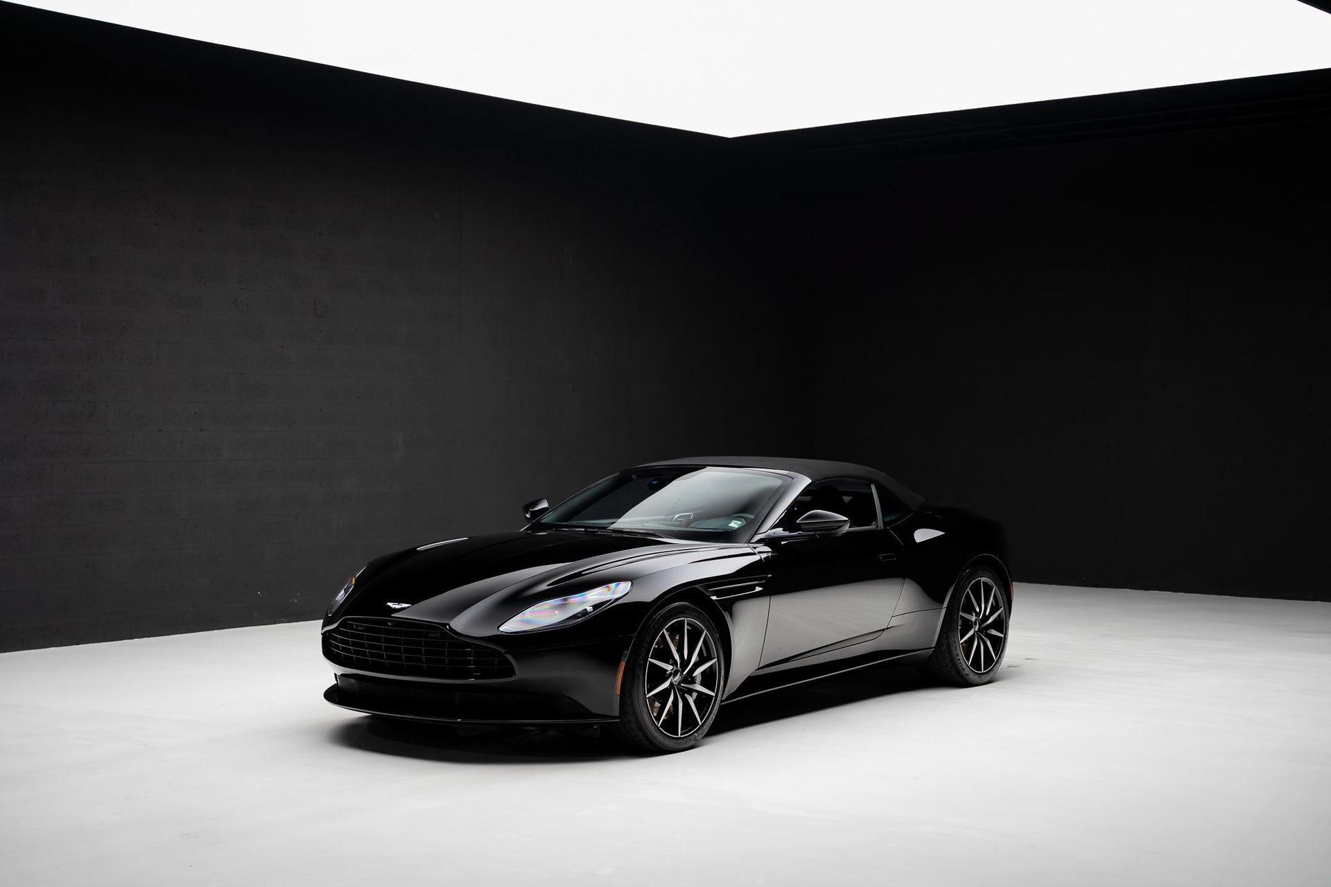 Used 2019 Aston Martin DB11 Volante RWD image 3