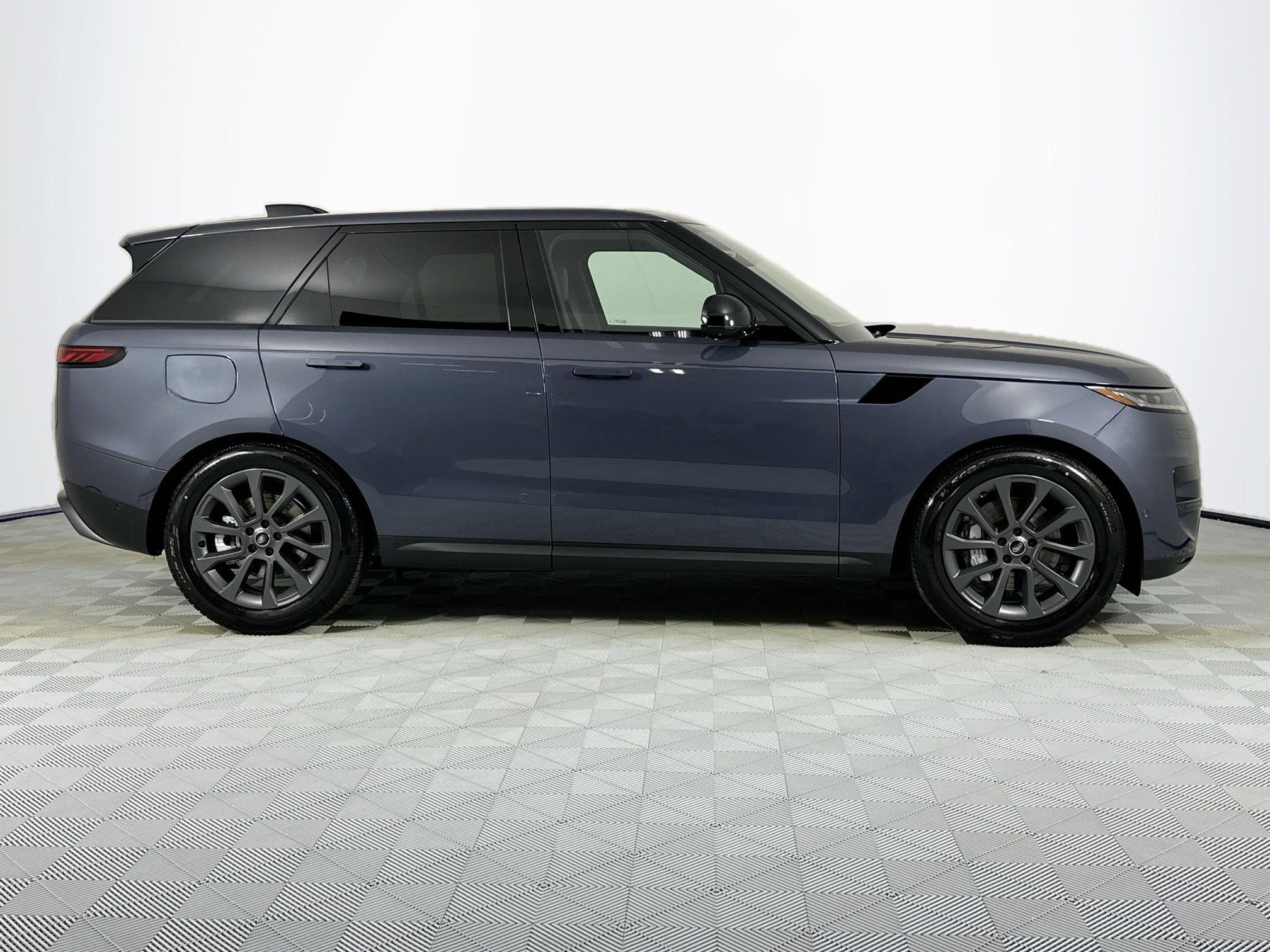 Used 2025 Land Rover Range Rover Sport image 4