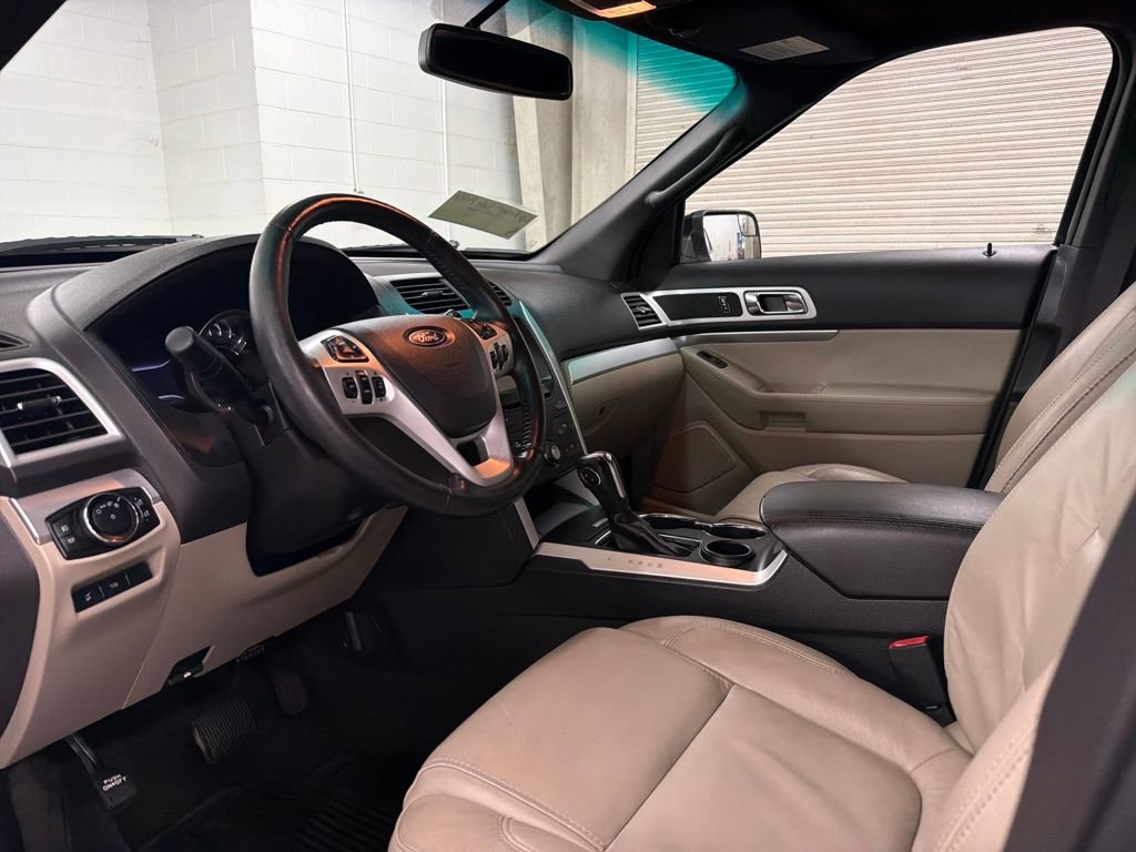 Used 2015 Ford Explorer XLT w/ Equipment Group 202A image 4
