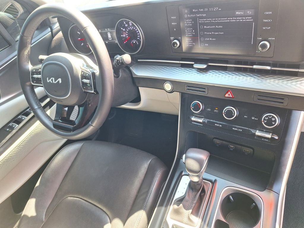 Used 2023 Kia Carnival LX image 30