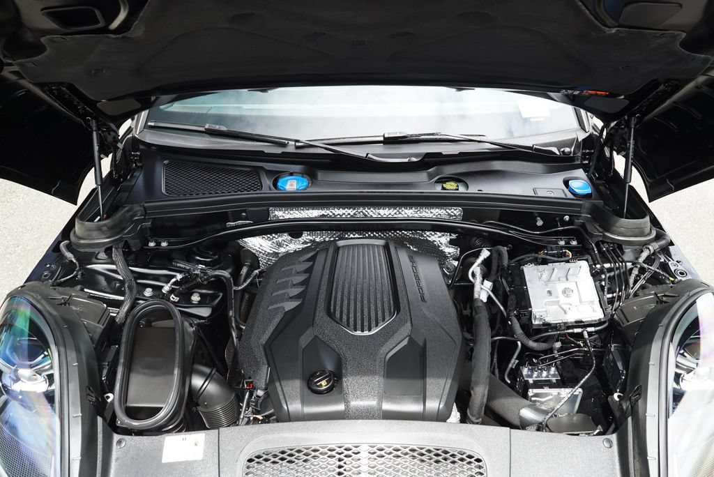 Used 2024 Porsche Macan AWD/4WD image 40