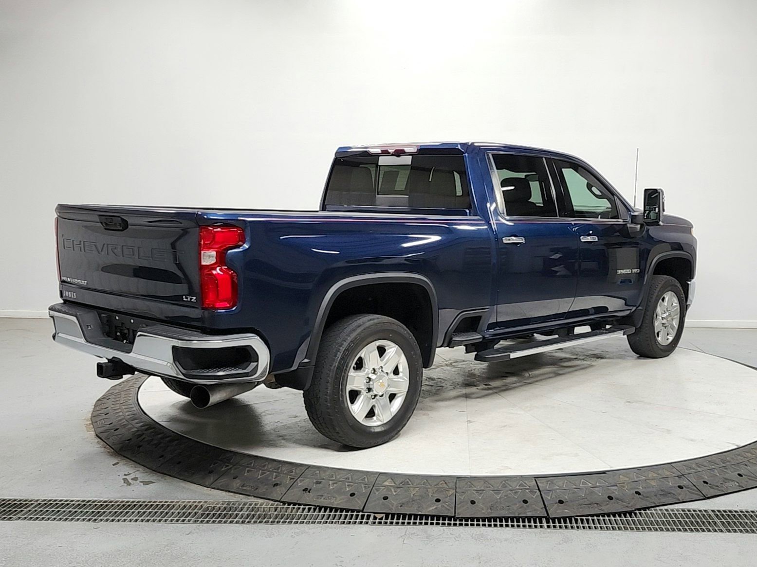 Used 2022 Chevrolet Silverado 3500 LTZ w/ LTZ Convenience Package image 7