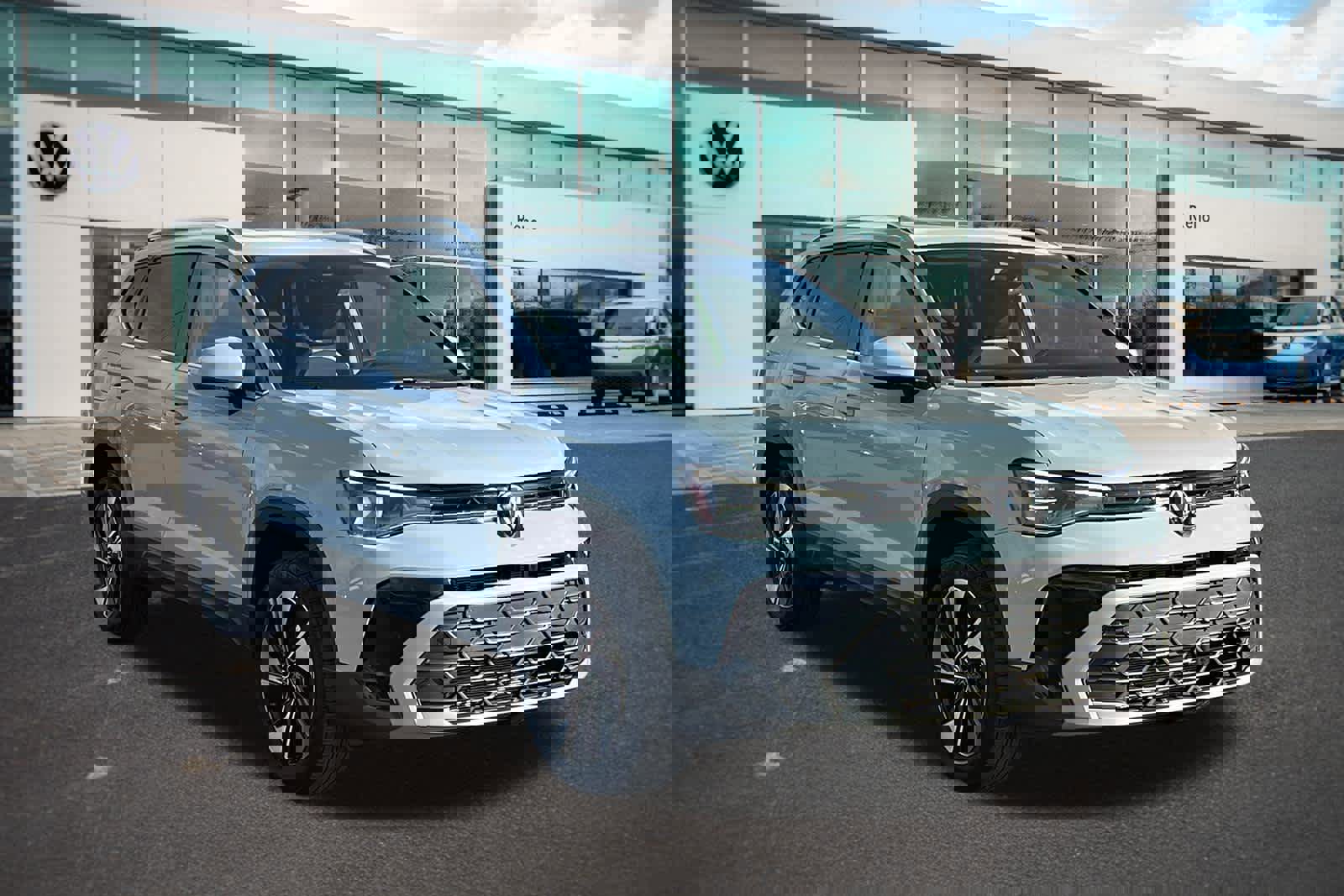 Used 2025 Volkswagen Taos SE w/ Panoramic Sunroof Package image 3