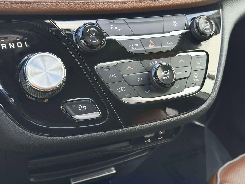 Used 2017 Chrysler Pacifica Limited image 24