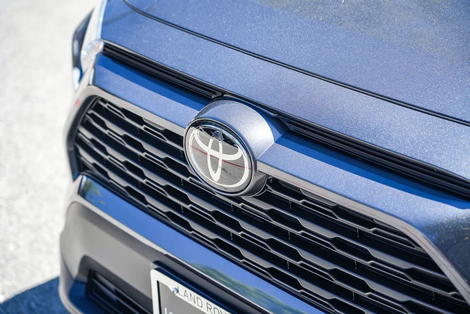 Used 2025 Toyota RAV4 XLE Premium FWD image 10