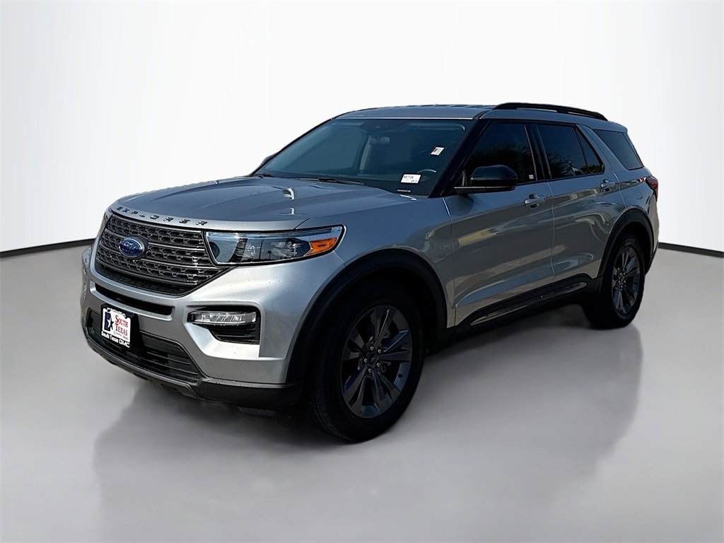 Used 2024 Ford Explorer XLT w/ Equipment Group 202A image 3