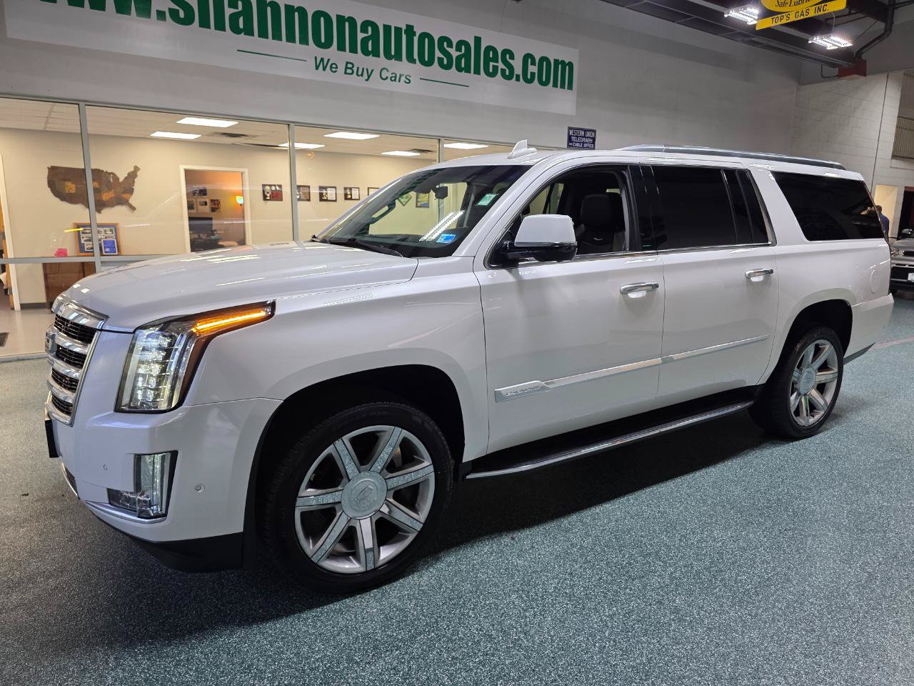Used 2020 Cadillac Escalade ESV Luxury AWD/4WD image 2