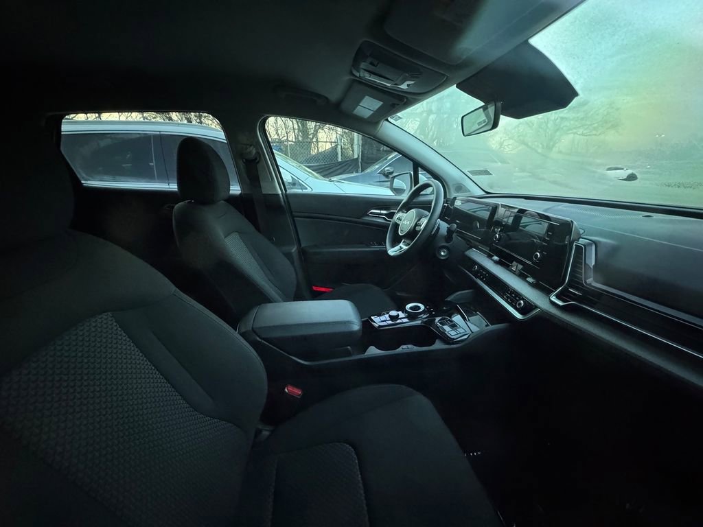 Certified 2025 Kia Sportage LX image 3