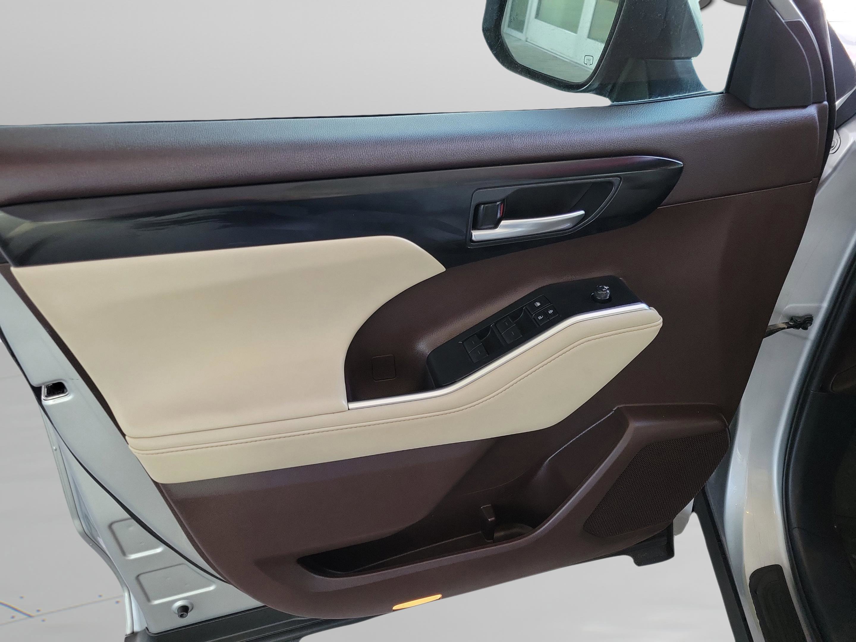 Used 2020 Toyota Highlander XLE image 31