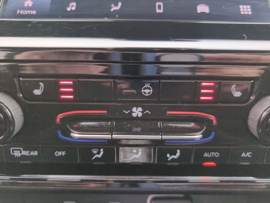 Used 2025 Jeep Grand Cherokee Laredo w/ Luxury Tech Group I image 33