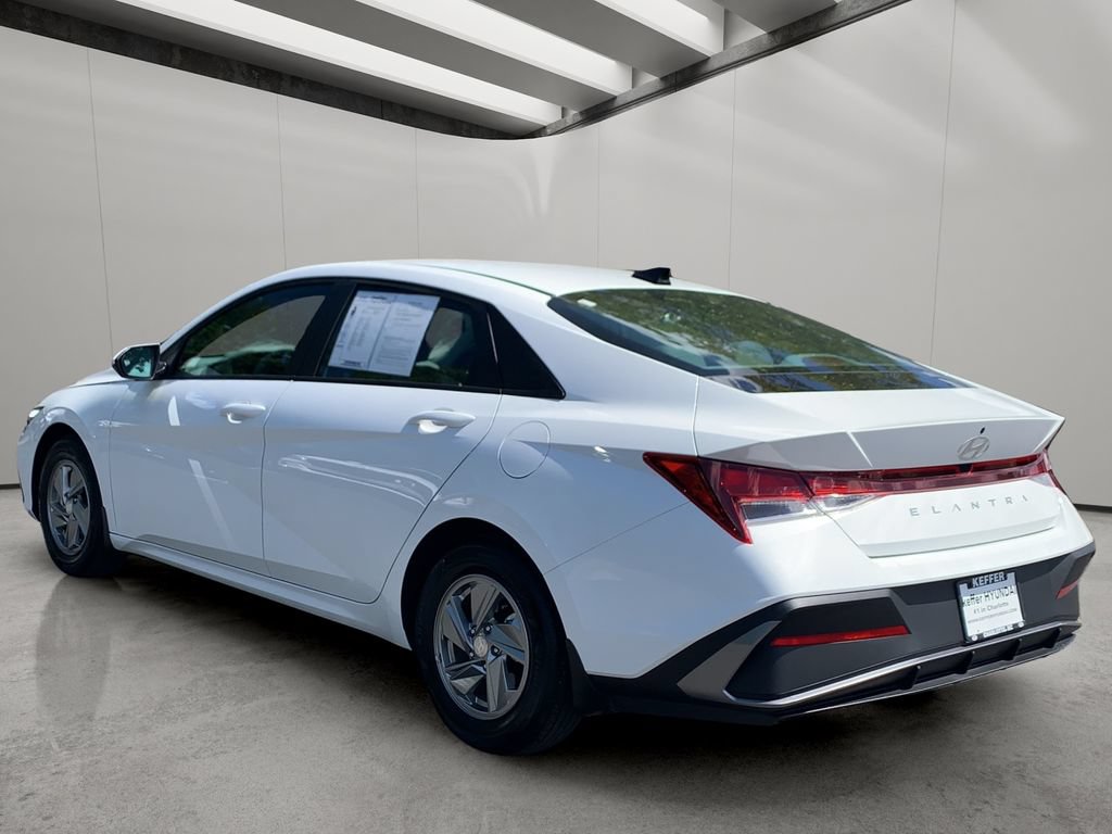 Certified 2026 Hyundai Elantra SE FWD image 3
