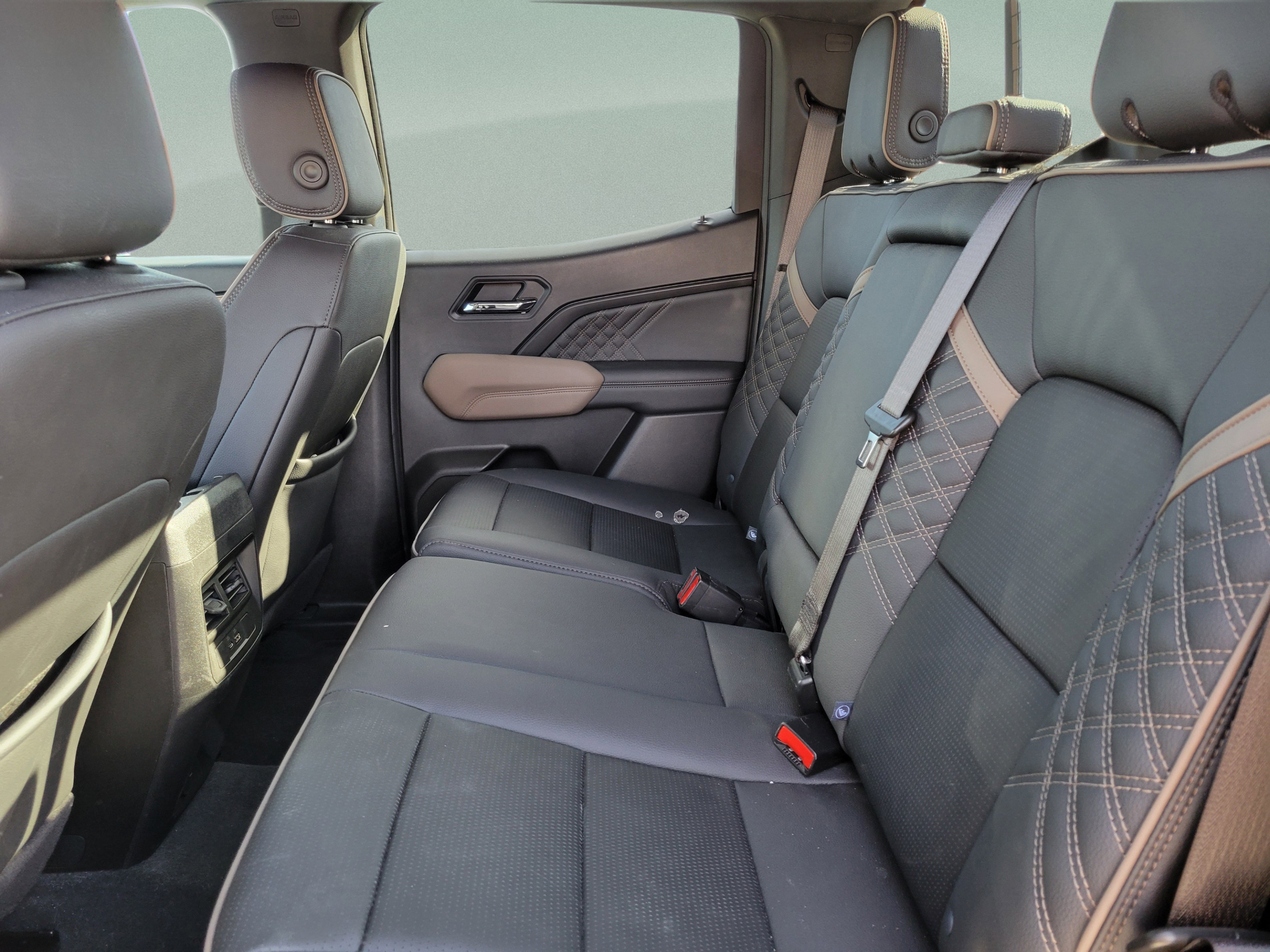 Used 2024 GMC Canyon Denali AWD/4WD image 6