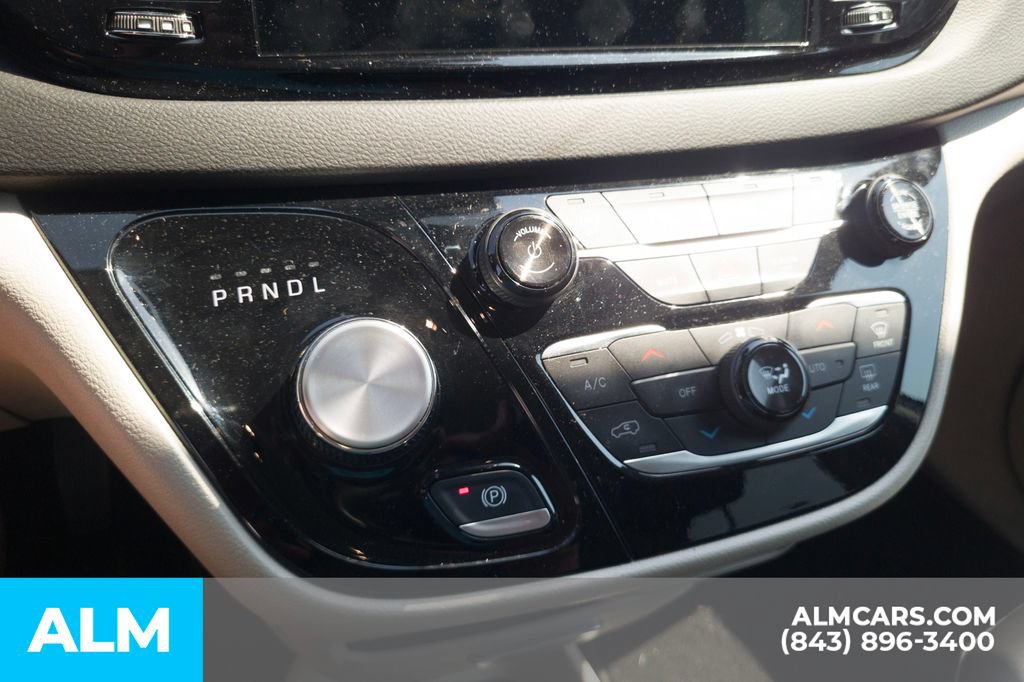 Used 2024 Chrysler Pacifica Touring-L FWD image 14