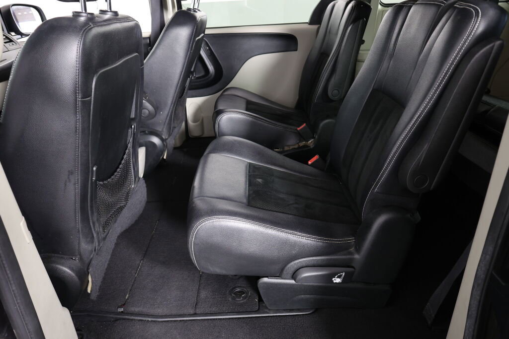 Used 2017 Dodge Grand Caravan SXT FWD image 16