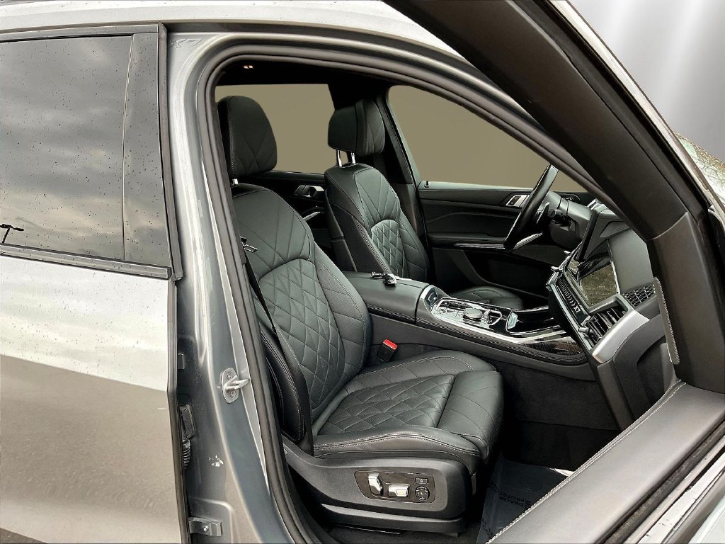 Used 2024 BMW X7 xDrive40i w/ M Sport Package AWD/4WD image 30