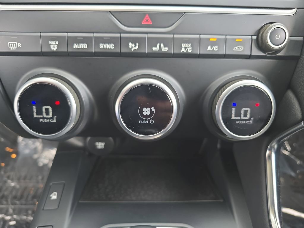 Used 2019 Jaguar E-PACE SE image 27