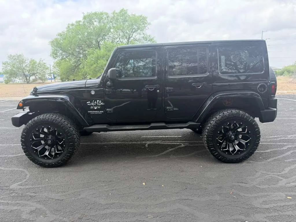 Used 2017 Jeep Wrangler Unlimited Sahara w/ Connectivity Group AWD/4WD image 4