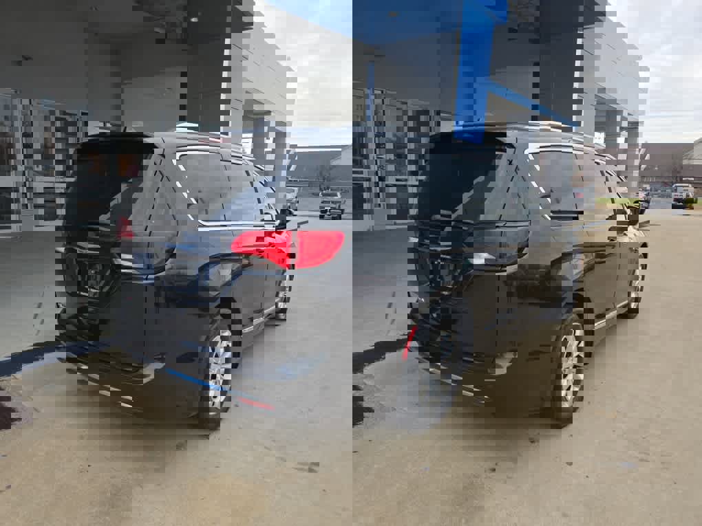 Used 2019 Chrysler Pacifica Touring-L image 8