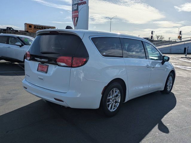 Used 2023 Chrysler Voyager LX image 9