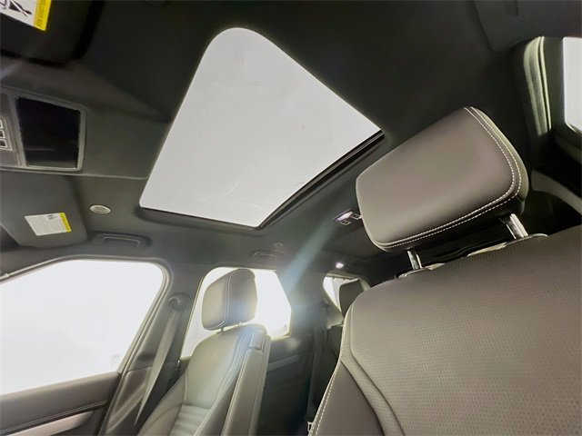 Used 2024 Land Rover Discovery Dynamic SE image 14