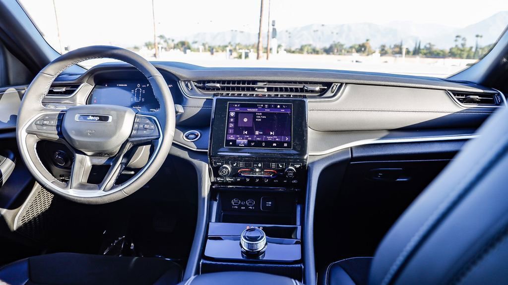 New 2025 Jeep Grand Cherokee L Altitude image 13