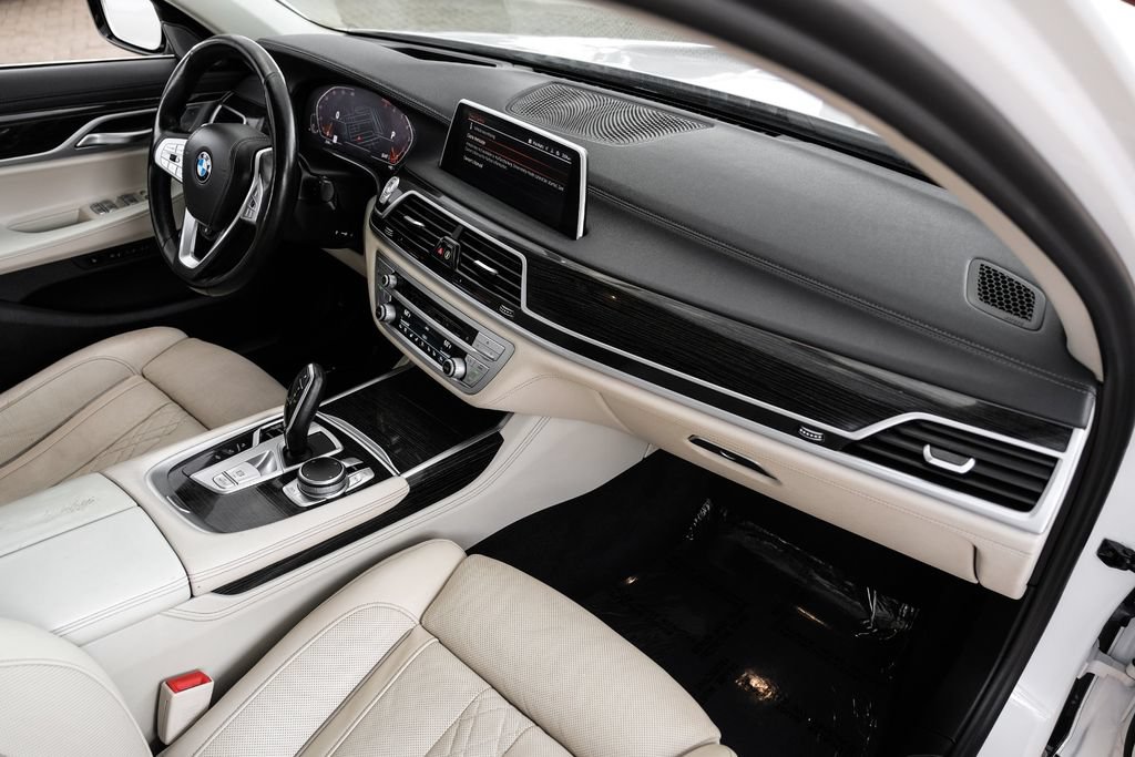 Used 2020 BMW 740i w/ Premium Package RWD image 10