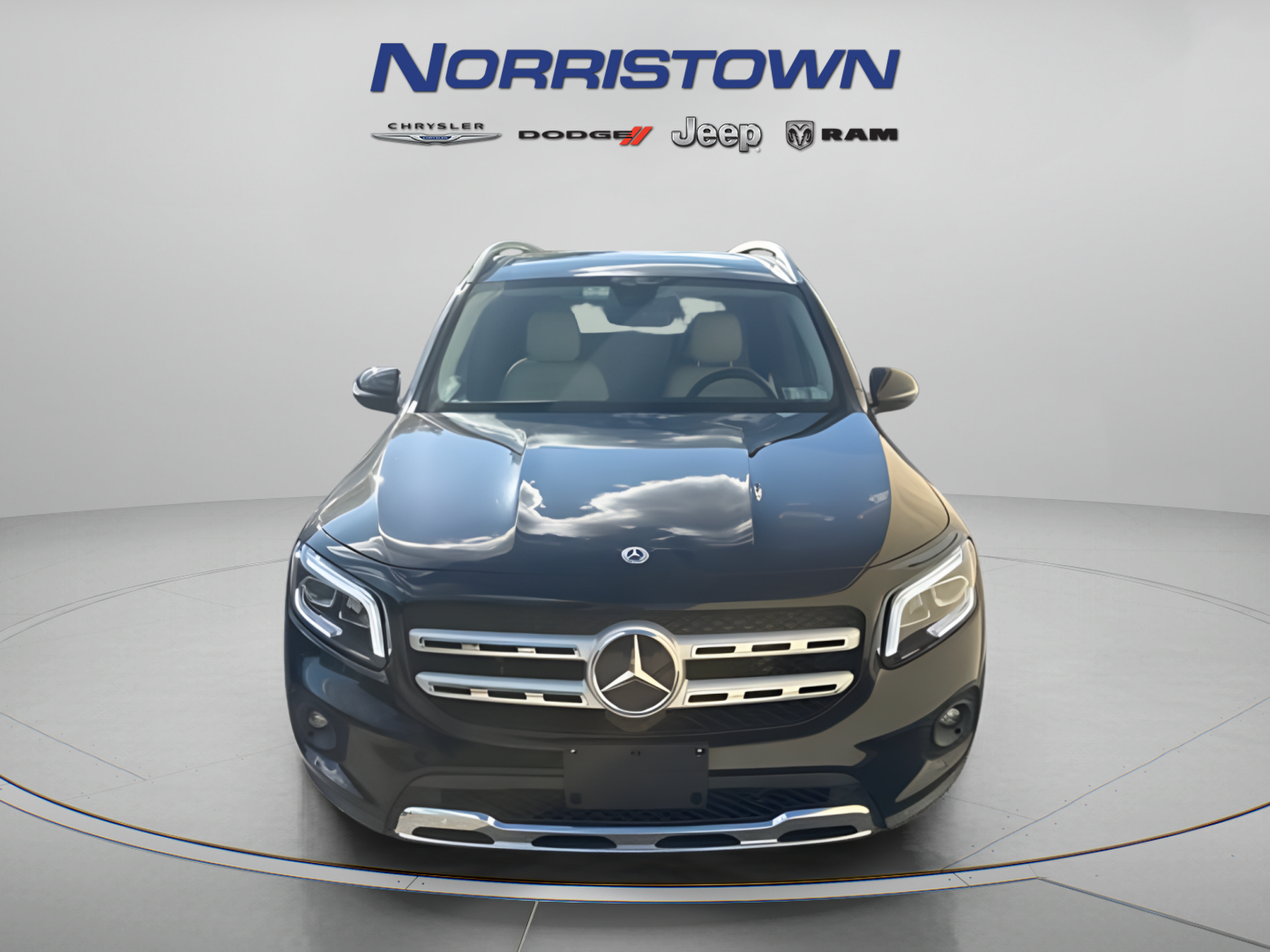 Used 2023 Mercedes-Benz GLB 250 4MATIC image 2