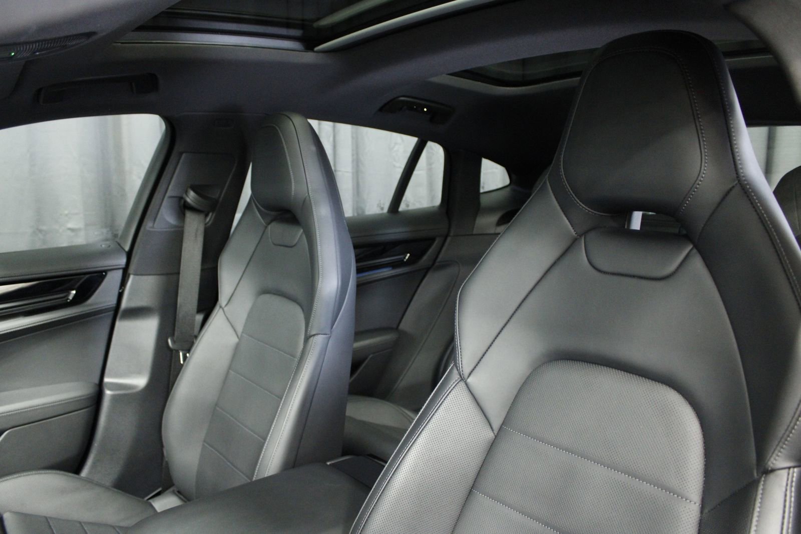 Used 2025 Porsche Panamera 4 image 5