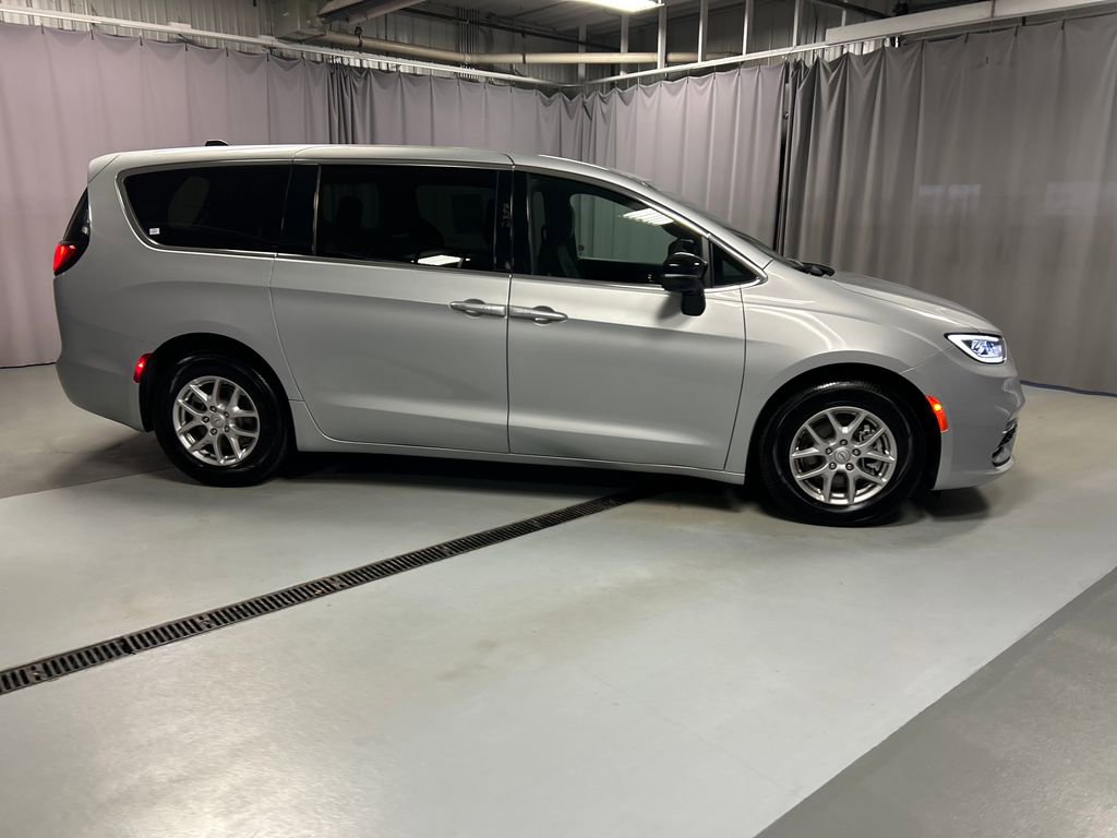 Used 2026 Chrysler Pacifica Select image 8