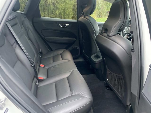Used 2021 Volvo XC60 T5 Momentum w/ Protection Package Premier image 33
