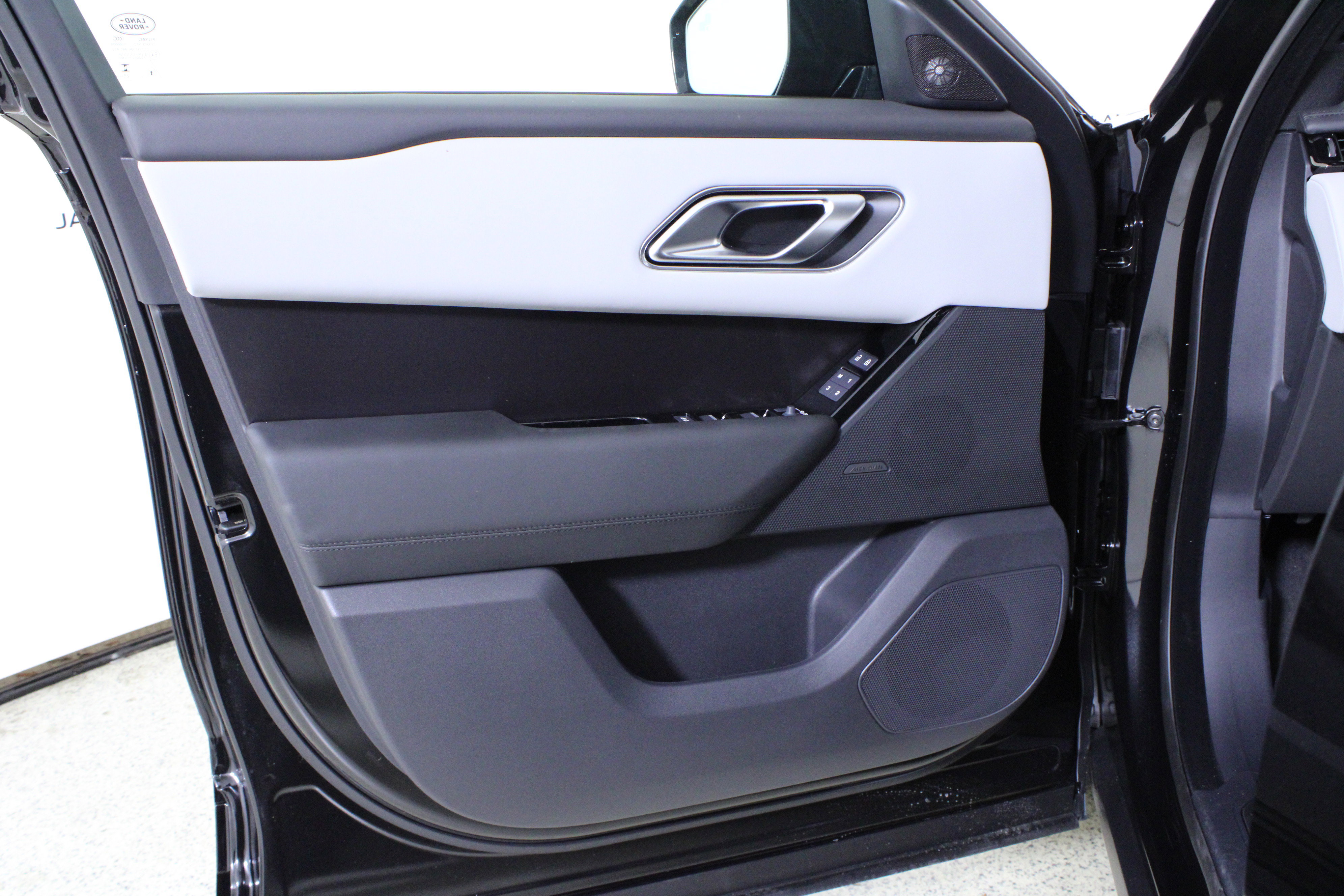 New 2026 Land Rover Range Rover Velar Dynamic SE image 15