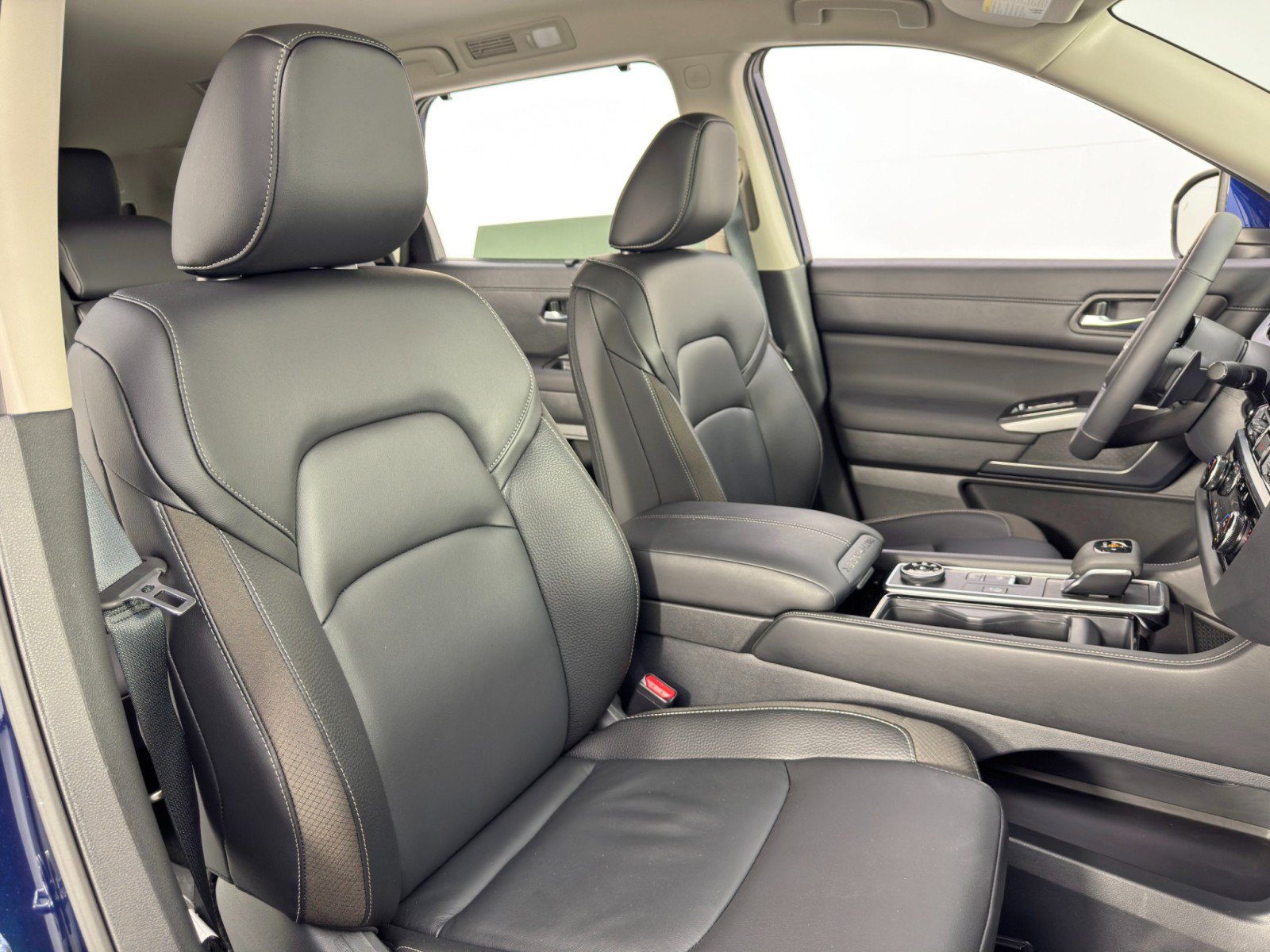 Used 2025 Nissan Pathfinder SL AWD/4WD image 34