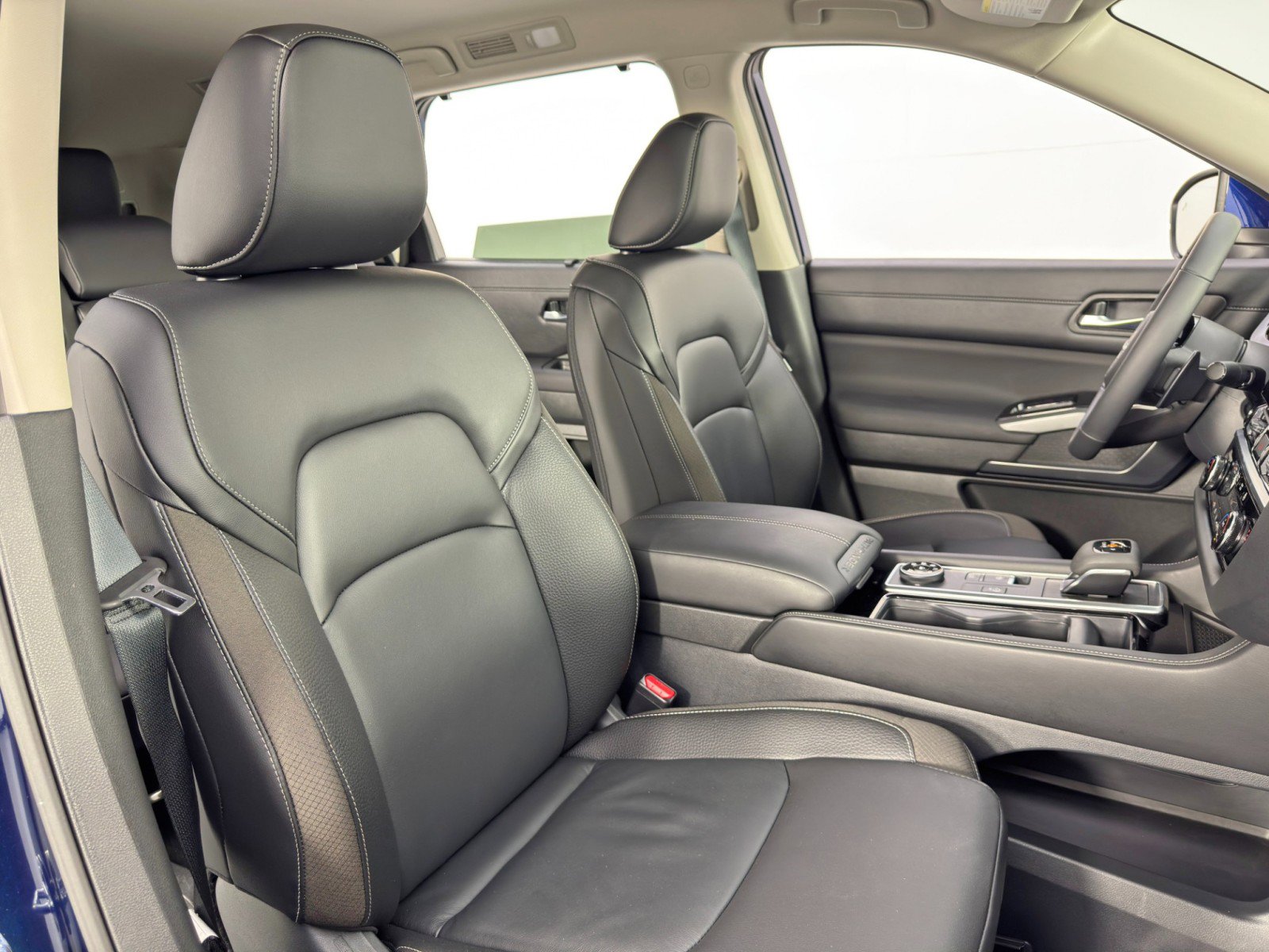 Used 2025 Nissan Pathfinder SL image 34