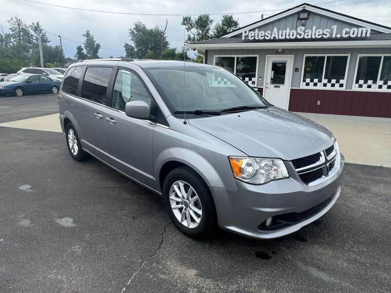 Used 2018 Dodge Grand Caravan SXT FWD image 2