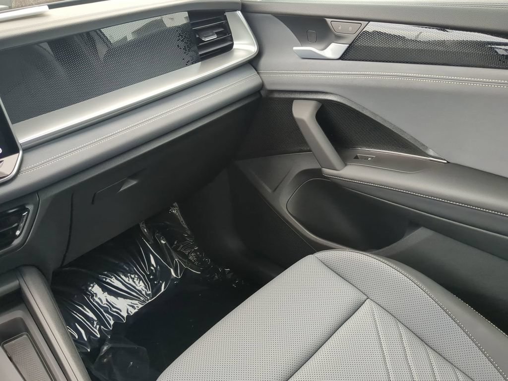 New 2025 Volkswagen Tiguan SE R-Line FWD image 16