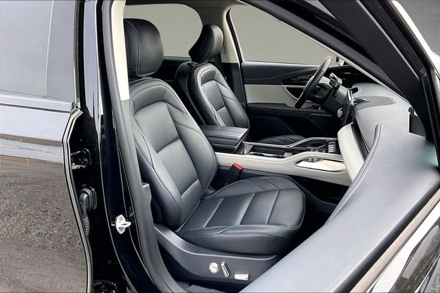 Used 2025 Lincoln Nautilus Premier AWD/4WD image 7