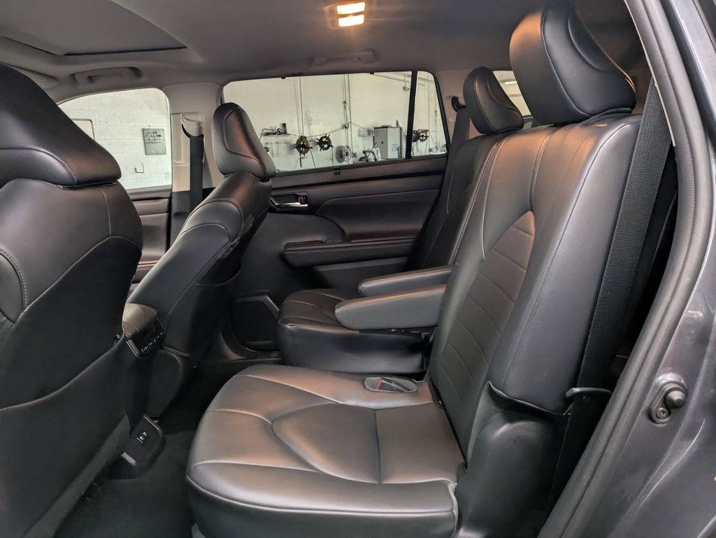 Used 2020 Toyota Highlander XLE image 15