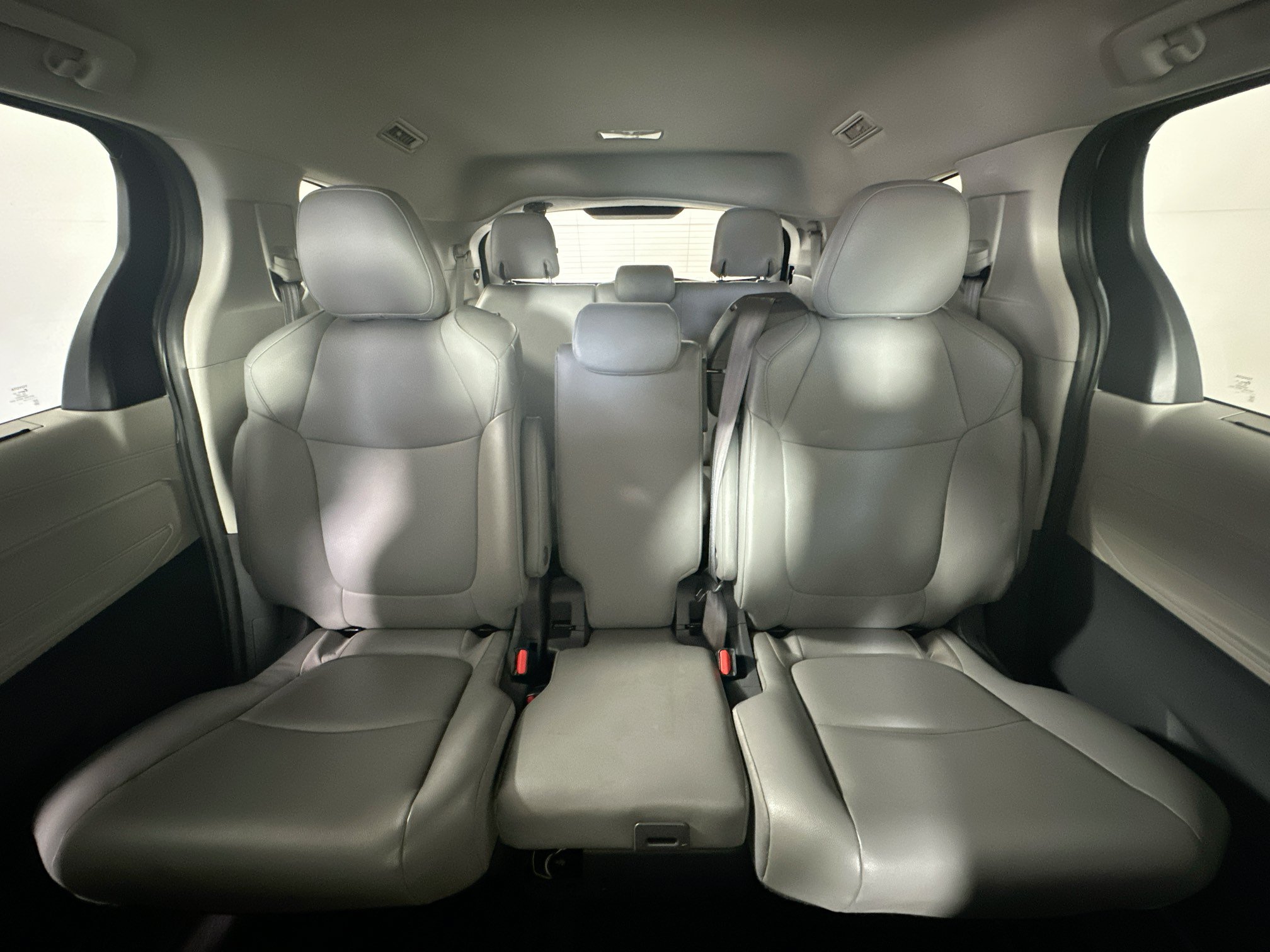 Used 2021 Toyota Sienna XLE FWD image 30
