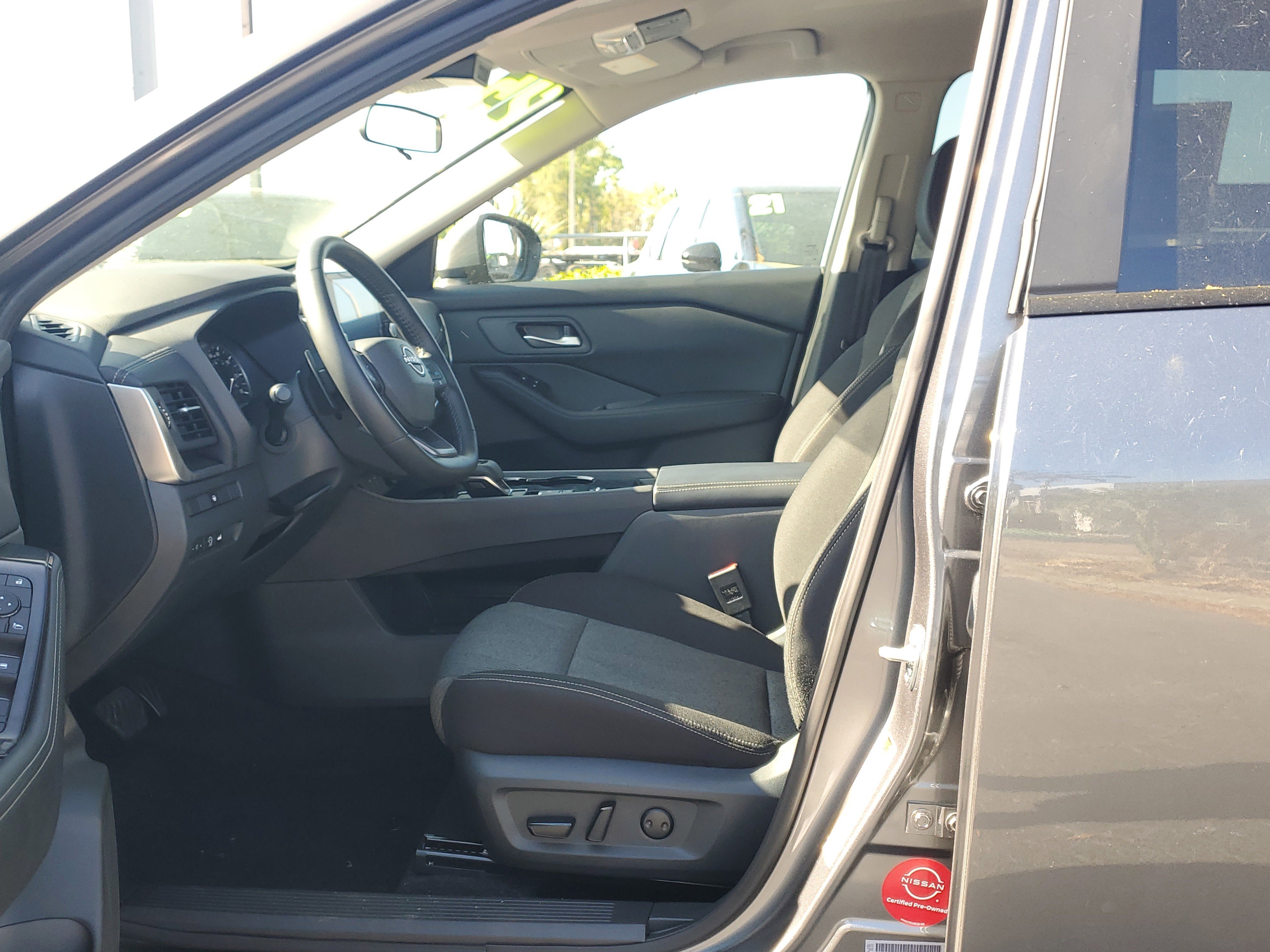 Certified 2025 Nissan Rogue SV image 18