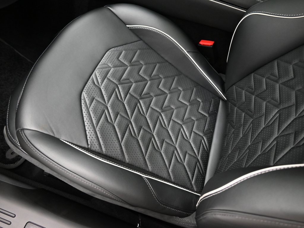 Used 2025 Aston Martin Vanquish image 17