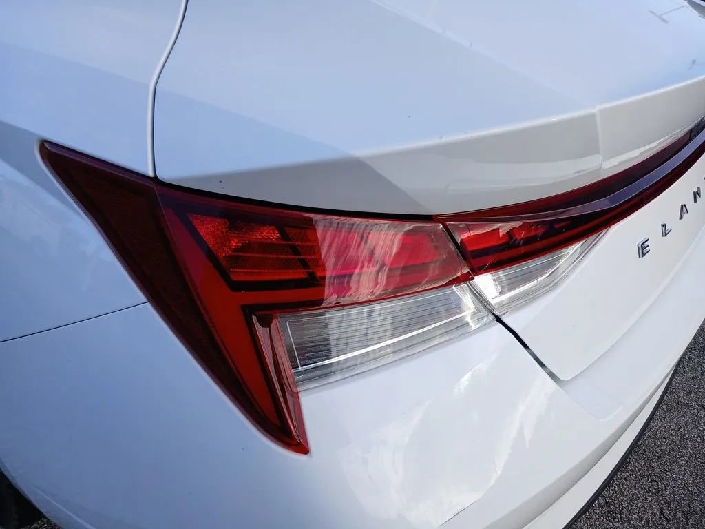 Used 2021 Hyundai Elantra Blue image 9