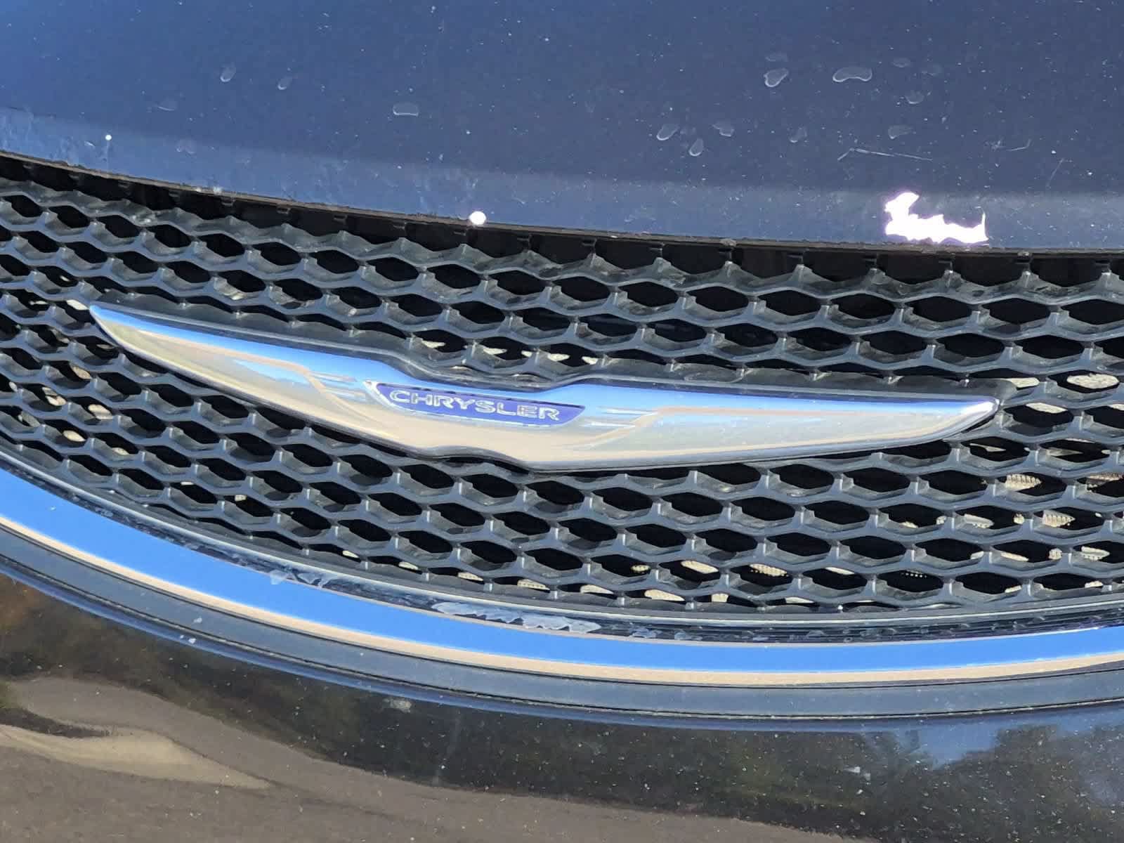 Used 2018 Chrysler Pacifica Touring-L Plus FWD image 12