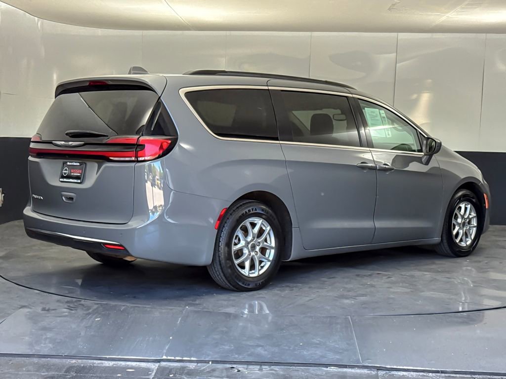 Used 2022 Chrysler Pacifica Touring-L FWD image 3