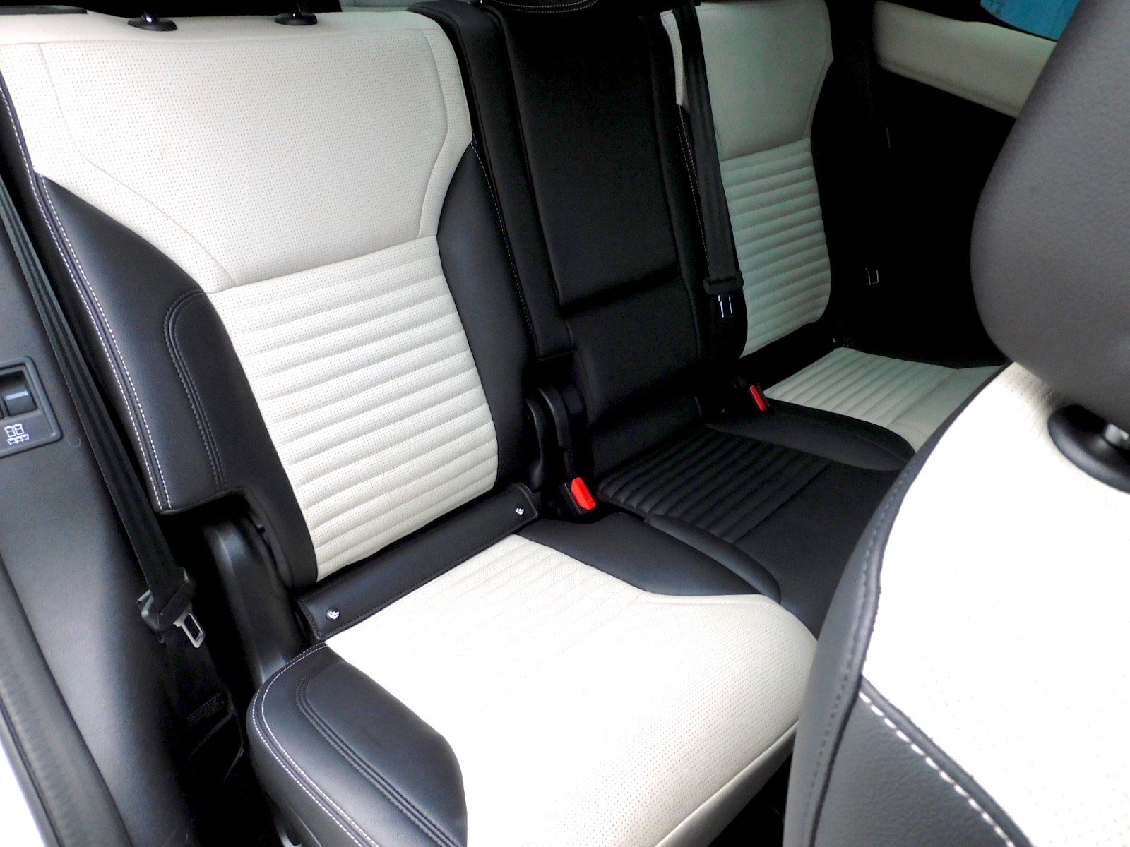 Used 2023 Land Rover Discovery S R-Dynamic AWD/4WD image 19