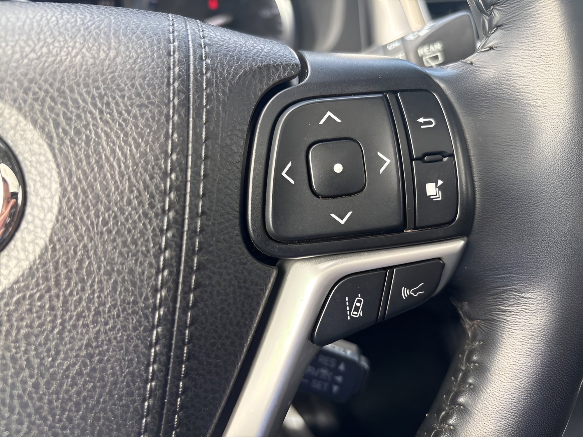 Used 2019 Toyota Highlander XLE AWD/4WD image 23