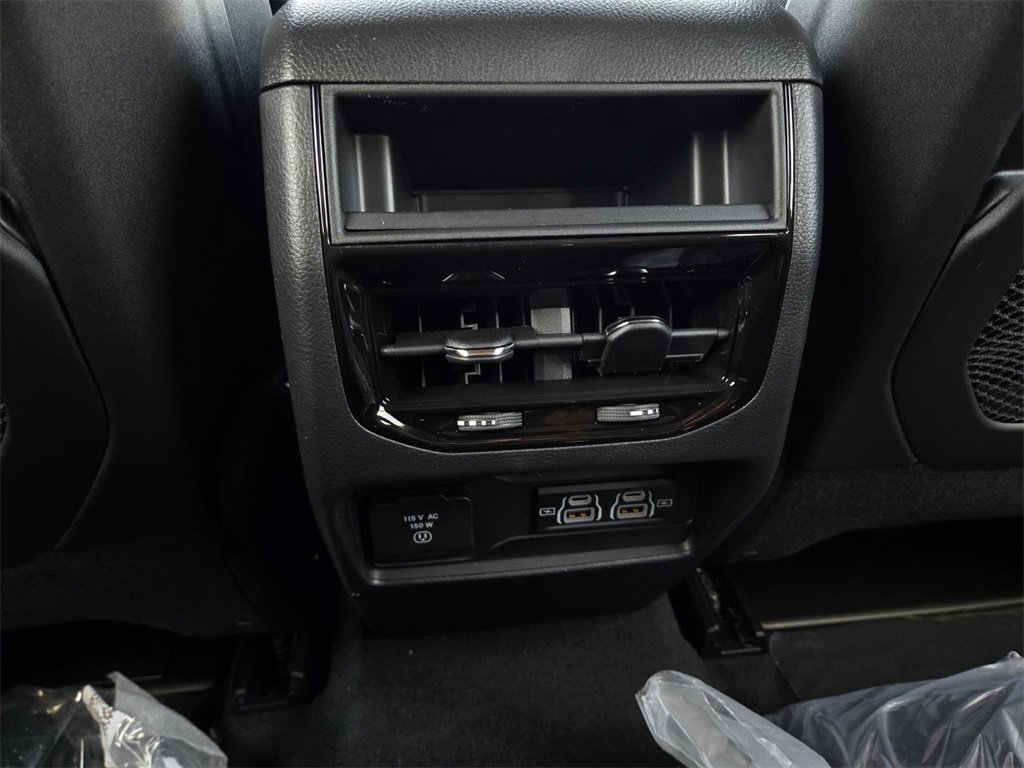 New 2025 Jeep Grand Cherokee Altitude image 12