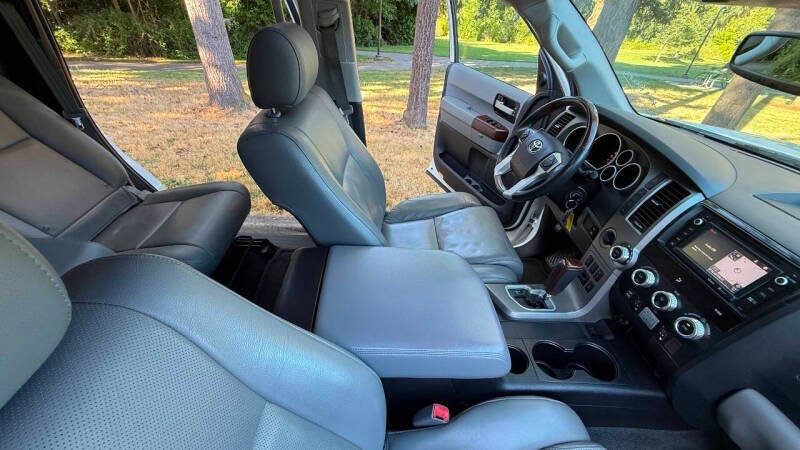 Used 2016 Toyota Sequoia Platinum AWD/4WD image 2
