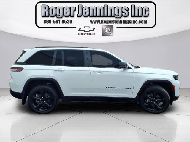 Used 2023 Jeep Grand Cherokee Altitude AWD/4WD image 5