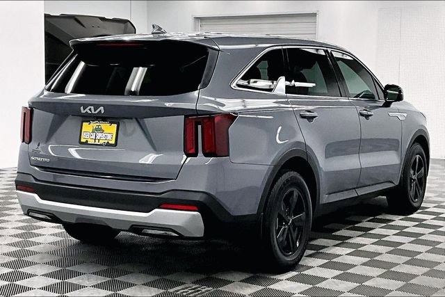 Used 2025 Kia Sorento LX image 12